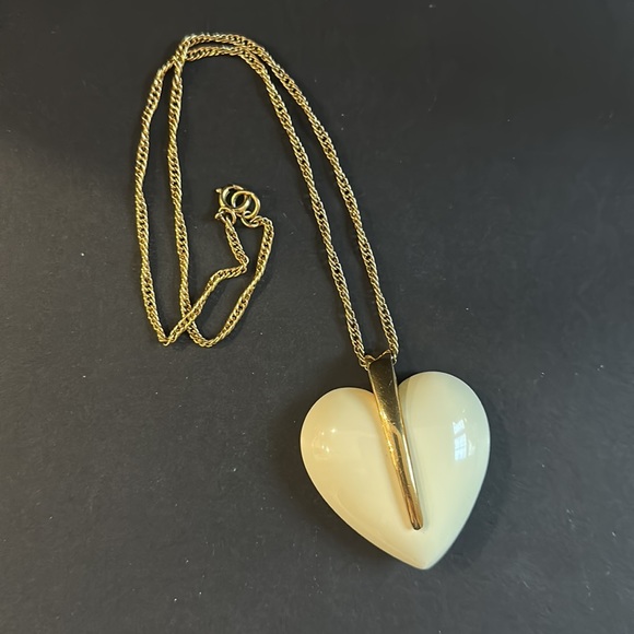 Valentine Crown Trifari Heart Shaped Pendant Necklace Off White Gold Tone - Picture 4 of 7